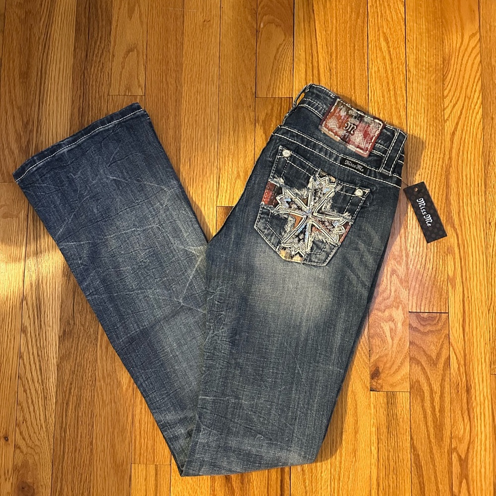 Miss Me Embroidered Sequins Cross Design Mid-Rise Boot Cut Med Blu Jeans MP8477